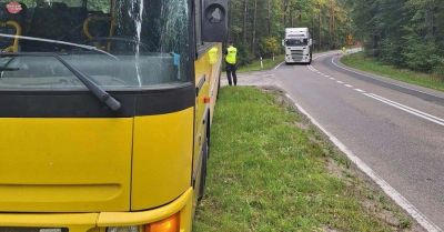 Ciężarówka uderzyła w autobus z uczniami